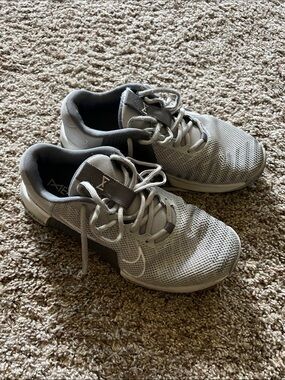 Nike Men’s Light Gray Mesh Athletic Shoes 7.5